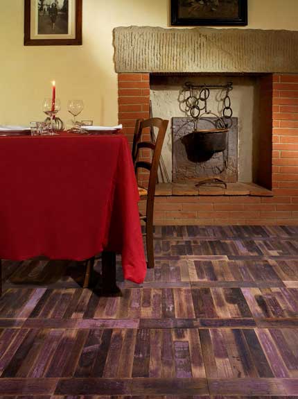 das Foto zeigt einen Bodenbelag aus Holz Upcycling (alte Weinfäasser)