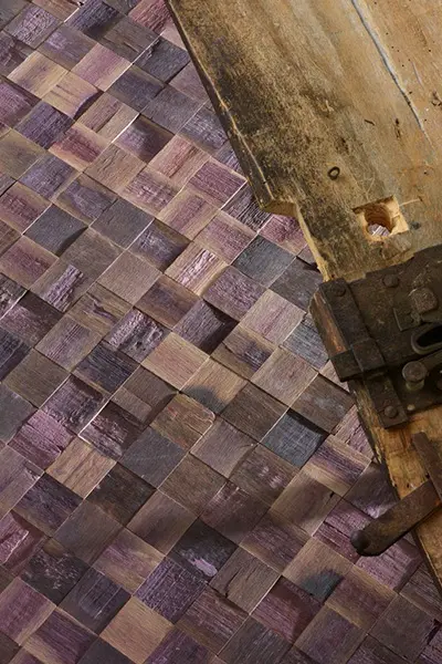 zeigt ein Detail des Holzteppich