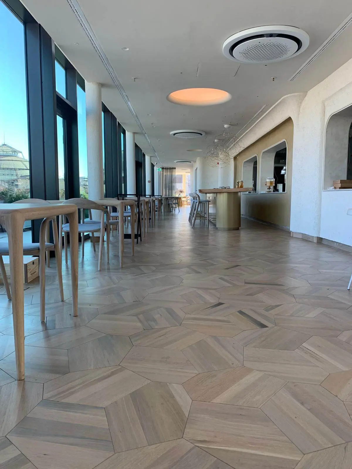 Foto eines im Restaurant verlegten Bodenbelag