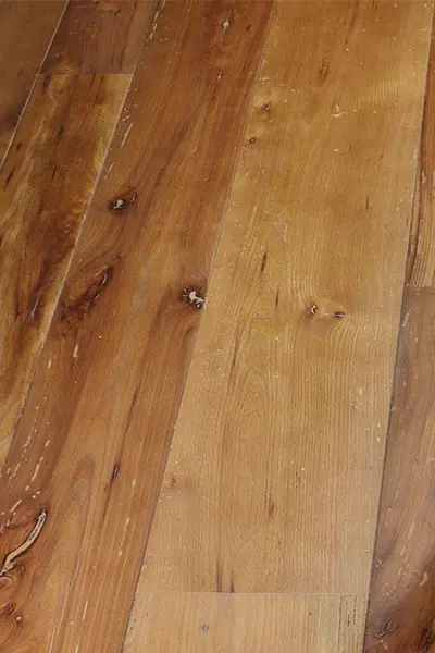 das Foto zeigt ein Detail des Holzbodens aus Ulme