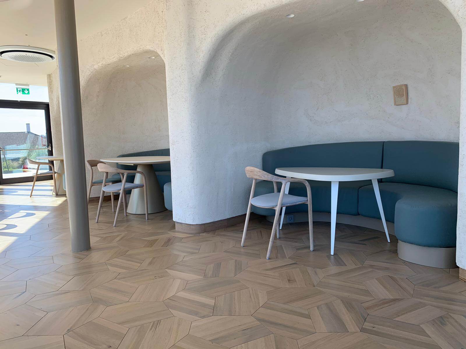 das Foto zeigt ein Restaurant in dem Parkett aus dem Holz Upcycling verlegt wurde
