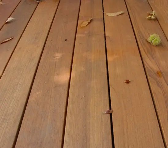 Foto zeigt Detail einer Teakholz Terrasse