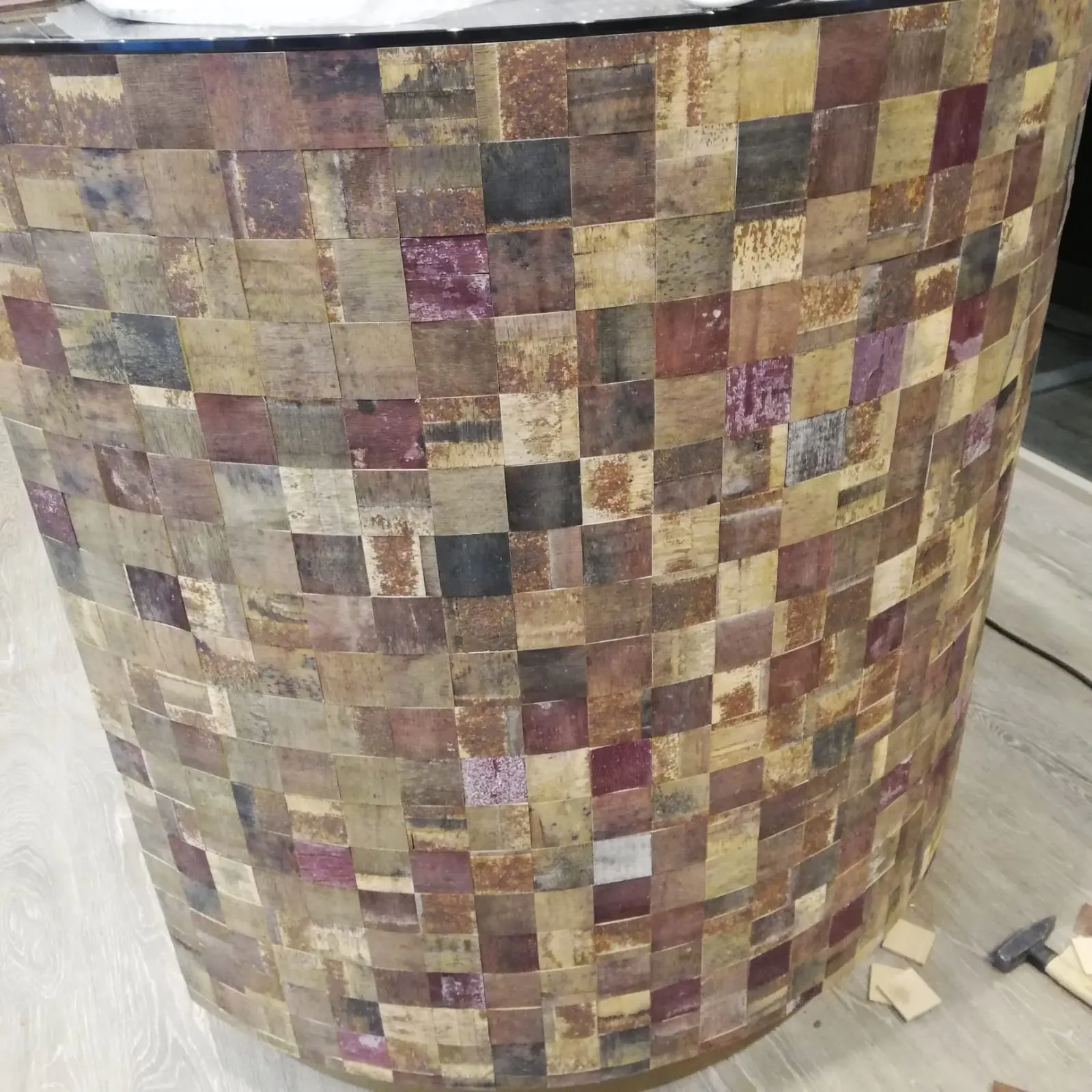 das Bild zeigt eine Rundung belegt mit einem Holzteppiche